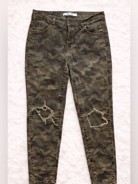 Highway Camo Skinny Jeans Women’s Size 11/12 Distressed Knee Mid Rise Trendy